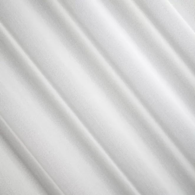 R224/6 Firana szyta na taśmie 5 cm naturalna z matowej tkaniny o charakterystycznym jodełkowym wzorze, wykończona obciążnikiem