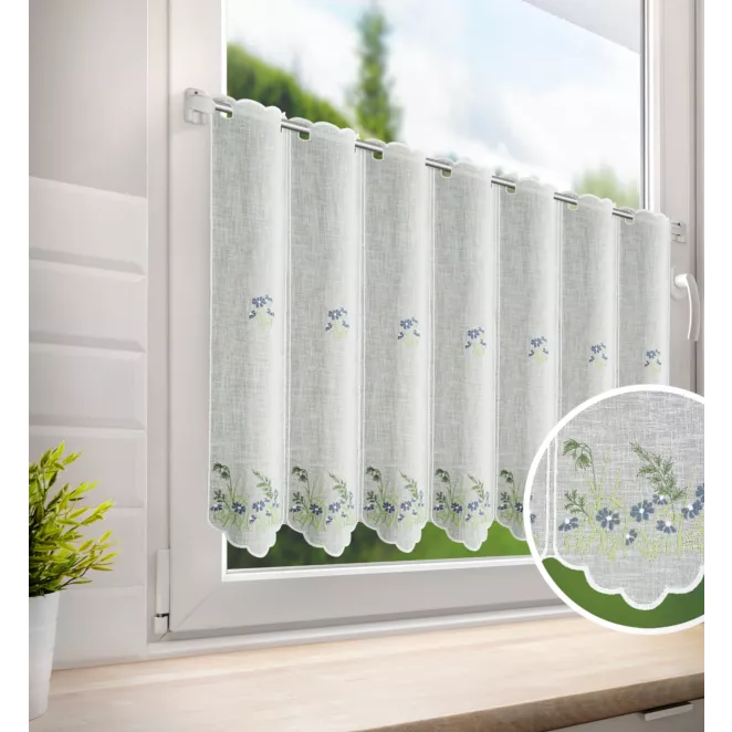 Tkanina firanowa zazdrostka z etaminy zdobiona haftem drobnych kwiatuszków