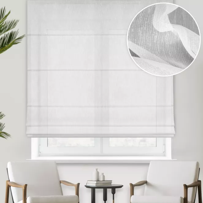 Roleta rzymska biała z delikatnej, półprzeźroczystej tkaniny z efektem deszczyku, wykończona obciążnikiem