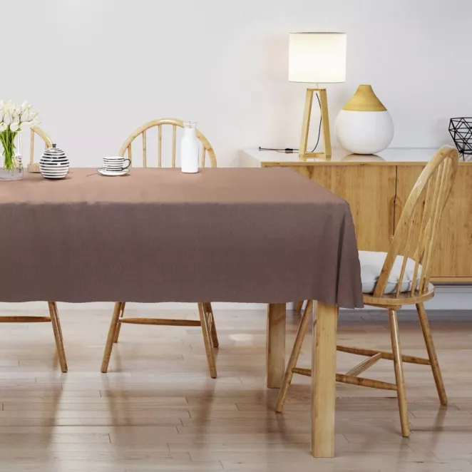 Obrus szyty brązowy z miękkiej, matowej tkaniny w drobny geometryczny wzór