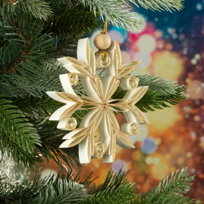 Ozdoba choinkowa śnieżynka w stylu eko zdobiona delikatnymi drobinkami brokatu