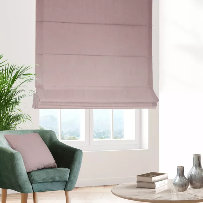 Roleta rzymska ciemnoróżowa z miękkiej tkaniny o welurowej strukturze