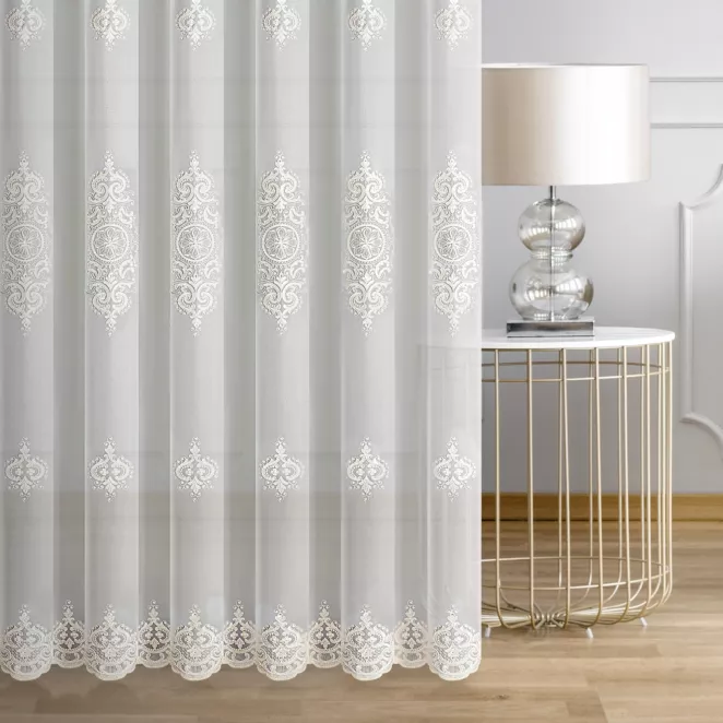 Firana szyta na taśmie 5 cm ESMERALDA kremowo złota z połyskliwej tkaniny PERU ozdobionej kordonkowym haftem ornamentowym i cyrkoniami Italissima Eva Minge