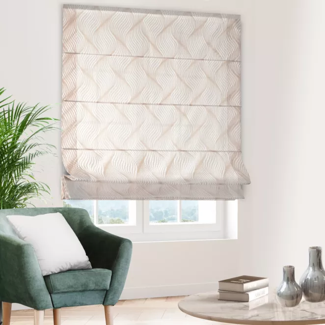 Roleta rzymska biało złota z tkaniny typu BATYST z delikatnie połyskującym, geometrycznym nadrukiem na całości tkaniny, wykończona obciążnikiem