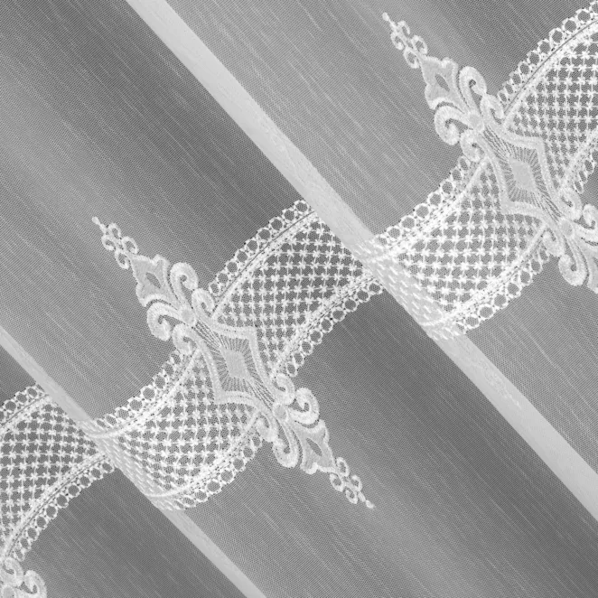 R199/1 Firana szyta na taśmie 5 cm biała z matowej tkaniny typu ADEN z efektem deszczyku, zdobionej ornamentowym haftem