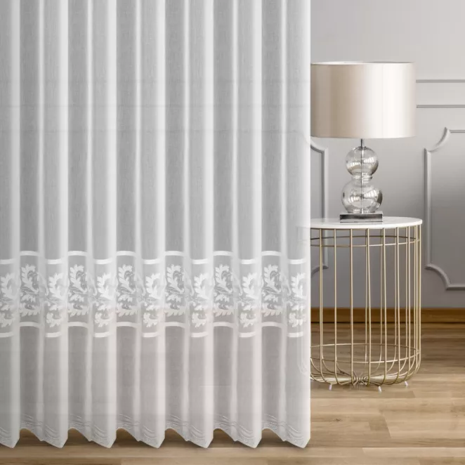 Firana szyta na taśmie 5 cm biało srebrna z cienkiej matowej etaminy z szenilowym haftem i błyszczącą nicią