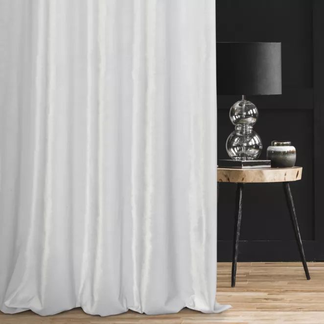 Zasłona szyta na taśmie 5 cm SAFARI 1 biała z miękkiej welwetowej tkaniny z połyskiem i poziomym prążkiem