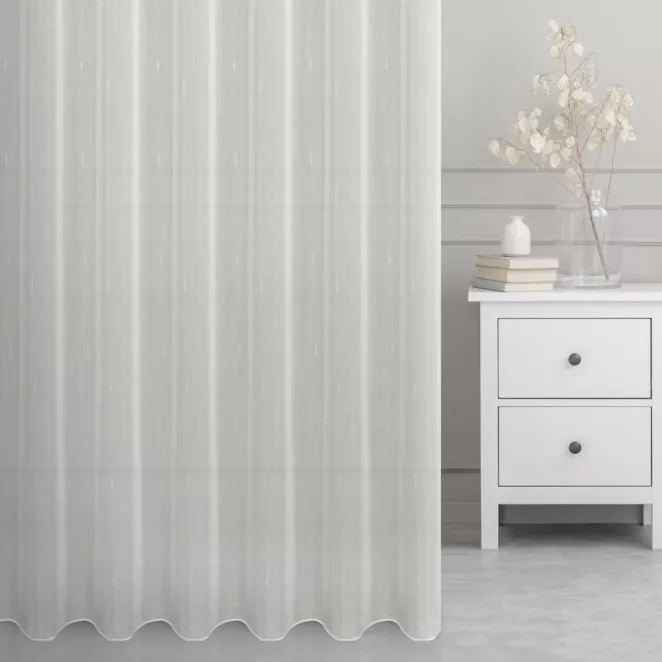 Tkanina firanowa, gładka, matowa, półprzezroczysta, z efektem deszczyku, wykończona obciążnikiem