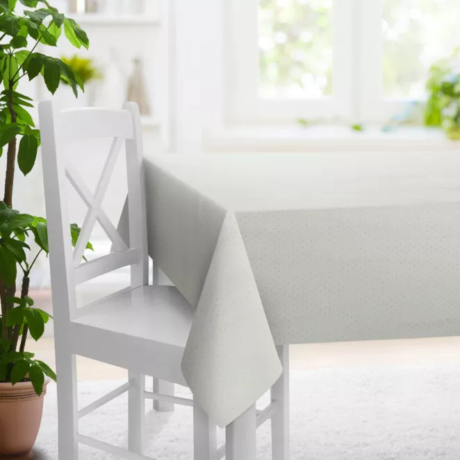 Obrus szyty kremowo złoty z gładkiej tkaniny przeplatanej błyszczącą lureksową nicią o wzorze w kropki