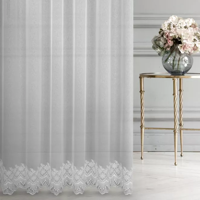 Firana szyta na taśmie 5 cm biała z delikatnej tkaniny typu MARKIZETA, zdobiona dołem aplikacją