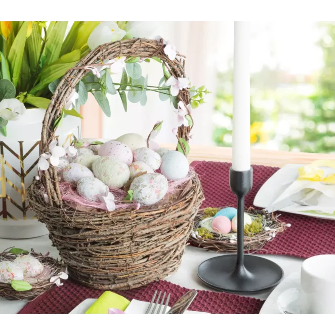 Wielkanocny koszyczek z pisankami wyplatany z naturalnych gałązek