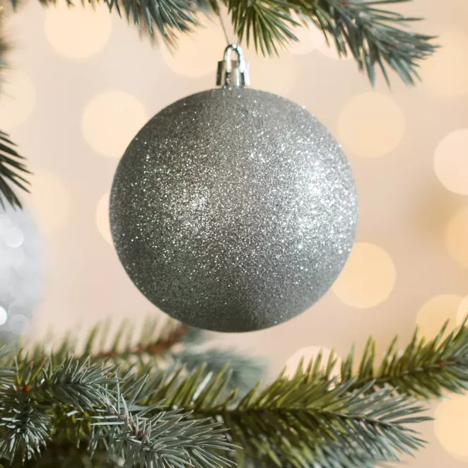Bombka choinkowa oprószona srebrnym brokatem
