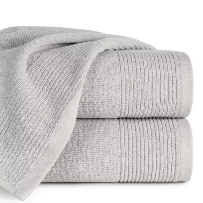 Ręcznik kąpielowy 50x90 cm bawełniany kolor jasnosrebrny zdobiony błyszczącą bordiurą 500 g/m2 LARI