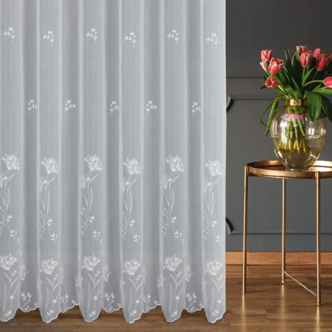 Firana szyta na taśmie 5 cm biała z matowej tkaniny haftowanej w roślinny wzór