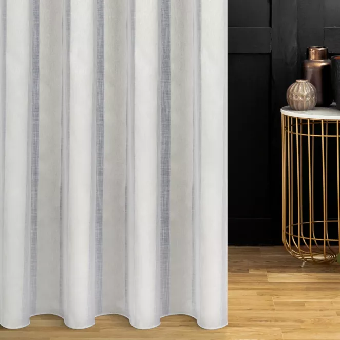 Firana szyta na taśmie fala naturalna z matowej tkaniny w połyskujace pionowe pasy, wykończona obciążnikiem