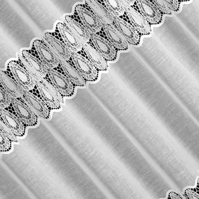 H214/1 Firana szyta na taśmie 5 cm naturalna z matowej etaminy ozdobionej szeroką ażurową aplikacją