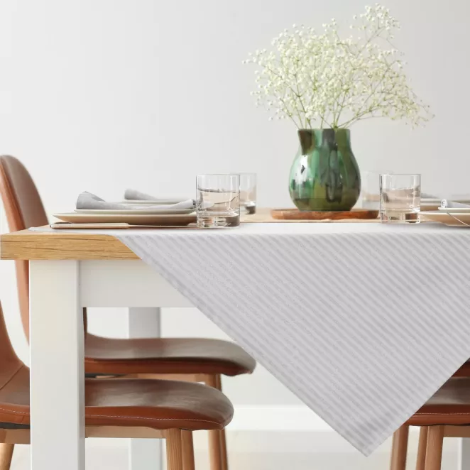 Obrus na stół srebrny 85x85 cm z żakardowej tkaniny FLASH w prążki przetykany srebrną nicią