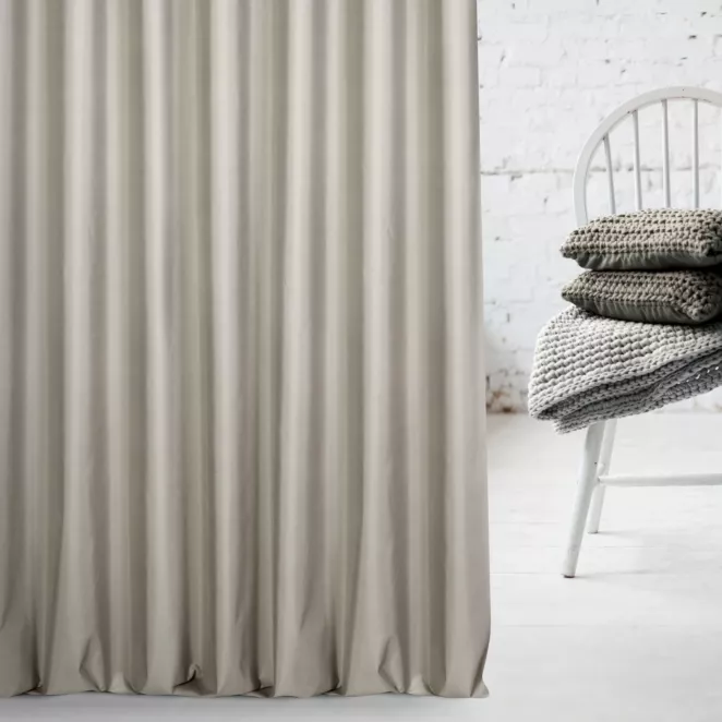 Zasłona szyta na przelotkach beżowa z tkaniny typu Blackout zaciemniającej w 100%