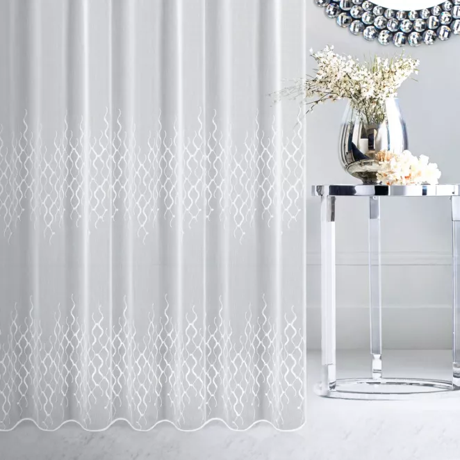 Firana szyta na taśmie 5 cm LEYA biała z matowej tkaniny haftowanej w pasowy geometryczny wzór