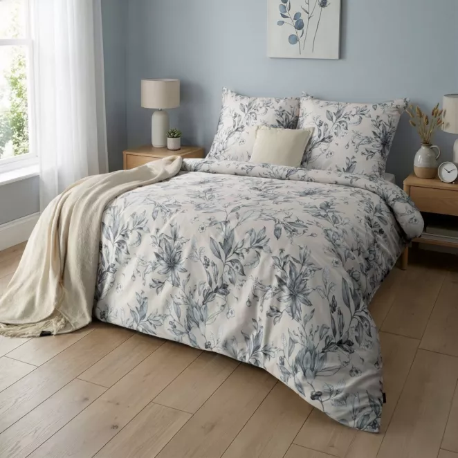 Pościel 220x200 cm komplet 3 częściowy z makosatyny bawełnianej kolor pudrowo niebieski z motywem kwiatów Eurofirany Premium