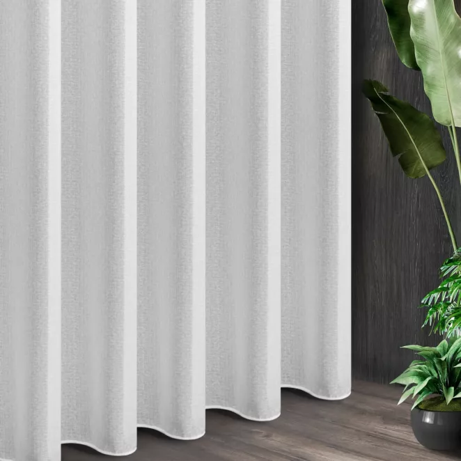 Tkanina firanowa woal francuski z drobnym krzyżującym się wzorem zakończona szwem obciążającym