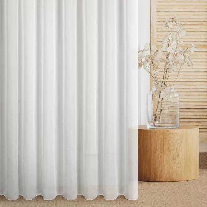 Firana szyta na taśmie 5 cm SHARMA kremowa z miękkiej, matowej żorżety o delikatnym połysku, wykończona obciążnikiem