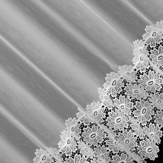 P281/3 Firana szyta na taśmie 5 cm biała z matowej tkaniny ADEN ozdobionej kwiatową aplikacją