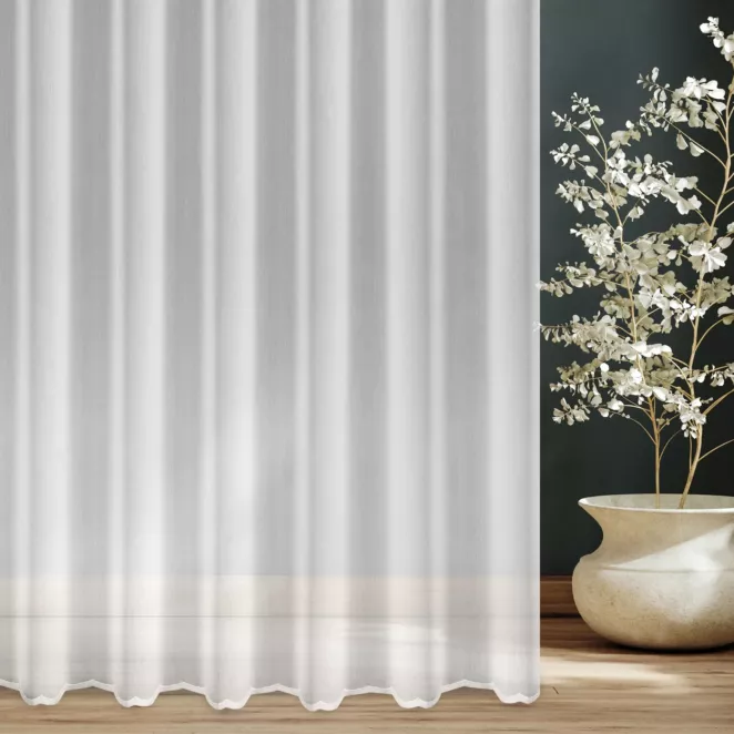 Firana szyta na taśmie 5 cm biała z matowej tkaniny typu ADEN z efektem deszczyku, zdobionej u dołu delikatnym haftem