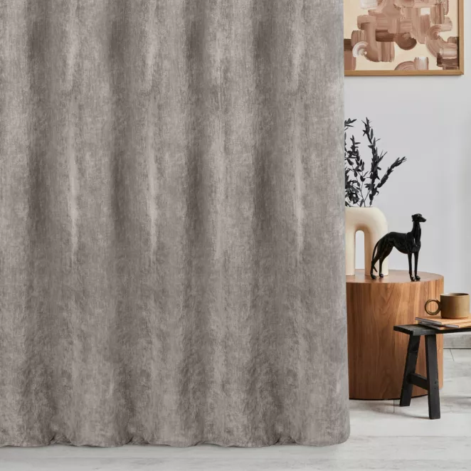 Zasłona szyta na taśmie 5 cm szara z tkaniny o szenilowej strukturze