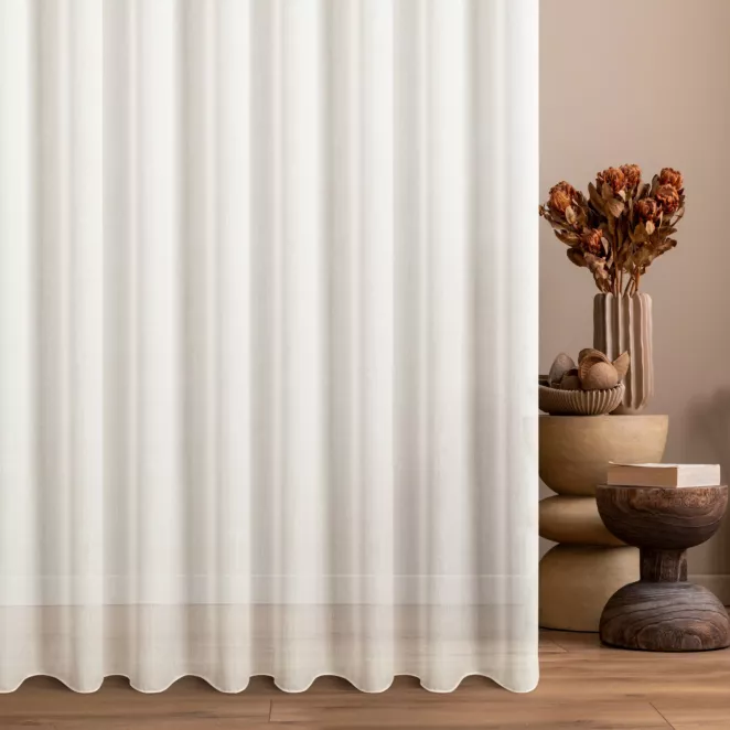 Firana szyta na taśmie 5 cm naturalna z tkaniny o drobnym, wyraźnym splocie, wykończona obciążnikiem