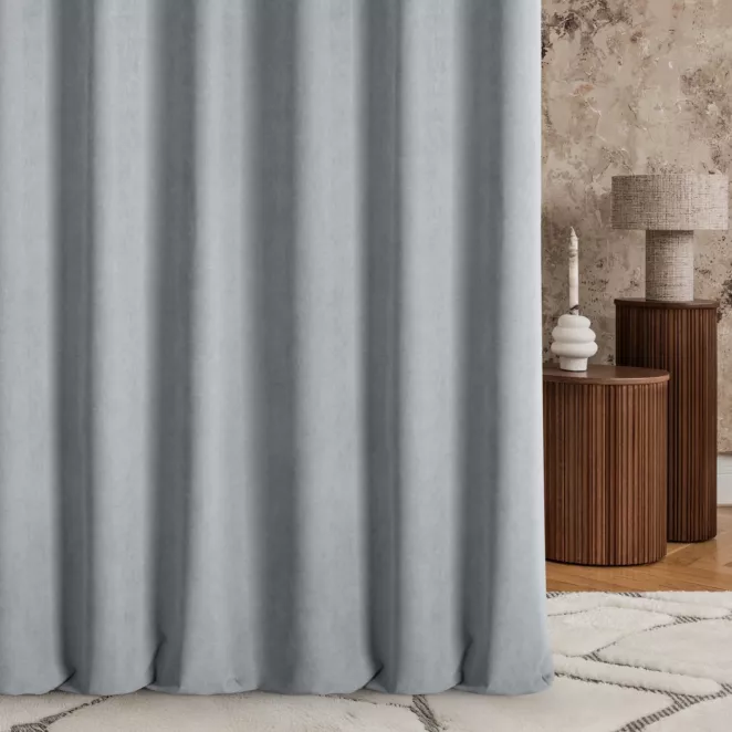 Zasłona szyta na taśmie 5 cm popielato jasnopopielata z dwustronnej tkaniny zaciemniającej 100% blackout, o strukturze weluru