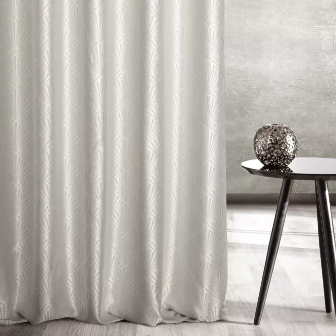 Zasłona szyta na taśmie 5 cm kremowa z tkaniny, z geometrycznym wzorem, z dodatkiem połyskującej nici