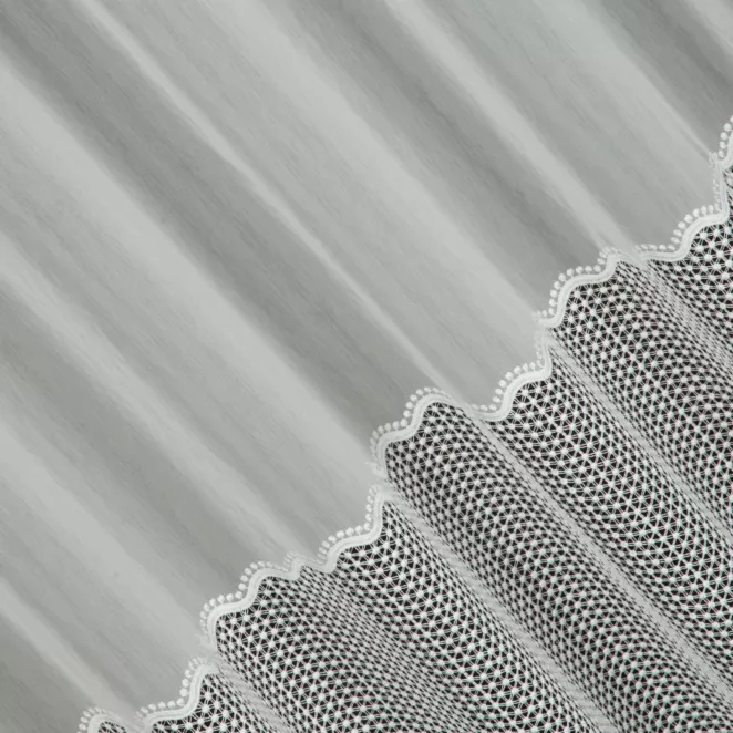 P275/4 Firana szyta na taśmie 5 cm naturalna z tkaniny batystowej ozdobionej szeroką aplikacją