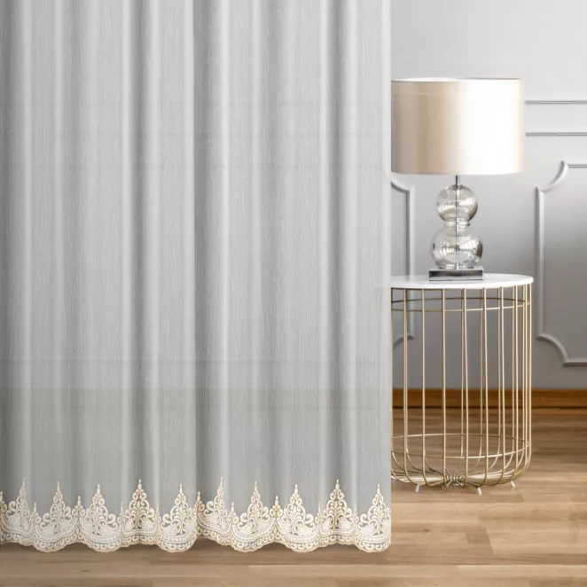 Firana szyta na taśmie 5 cm SHARK kremowo beżowa z delikatnej matowej tkaniny ozdobionej miękkim, łańcuszkowym haftem