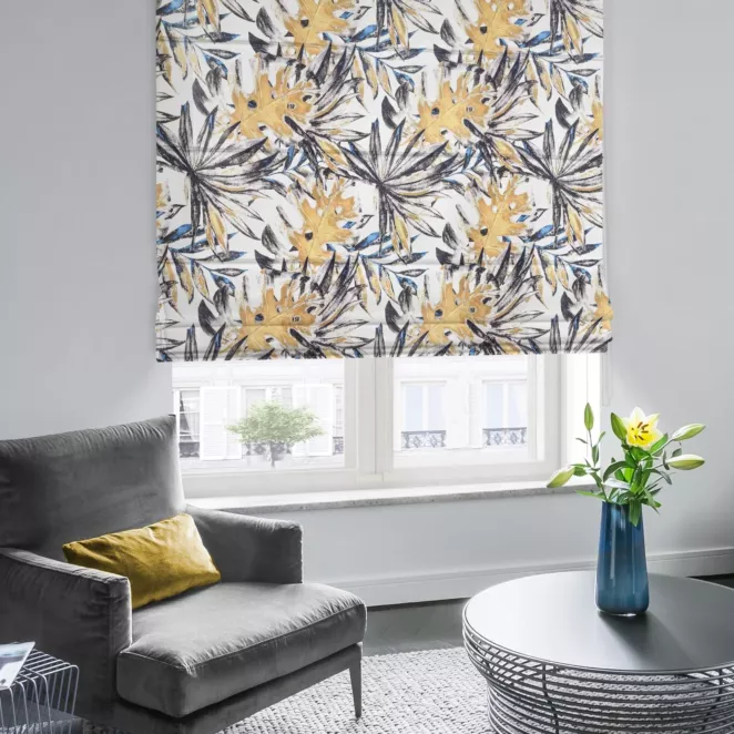 Roleta rzymska SANDERO naturalno musztardowa z miękkiej tkaniny typu blackout drukowanej w modne egzotyczne liście