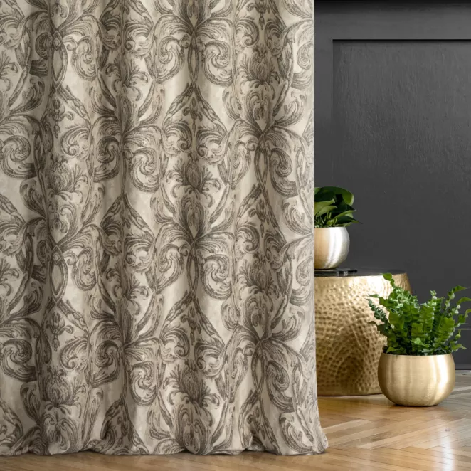 Zasłona szyta na flexach beżowo brązowa z ekskluzywnej tkaniny w duży wzór ornamentowy