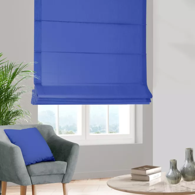 Roleta rzymska niebieska z tkaniny trudnopalnej, zaciemniającej, typu blackout
