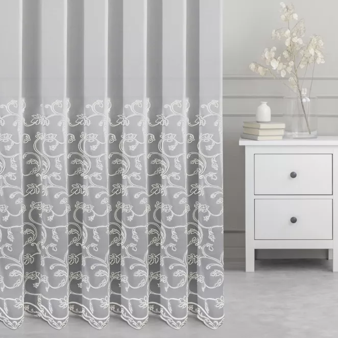 Firana szyta na taśmie 5 cm kremowo popielata z delikatnej matowej tkaniny ozdobionej szerokim dwukolorowym haftem Italissima Eva Minge