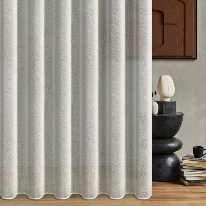 Firana szyta na taśmie 5 cm kremowa z miękkiej matowej tkaniny o strukturze siatki