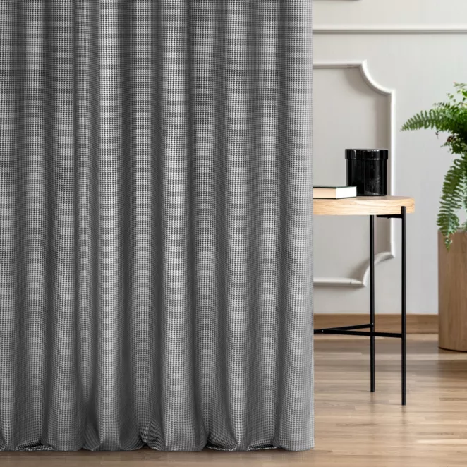 Zasłona szyta na taśmie 5 cm czarna tkanina welwetowa z błyszczącym, metalicznym nadrukiem drobnej pepitki