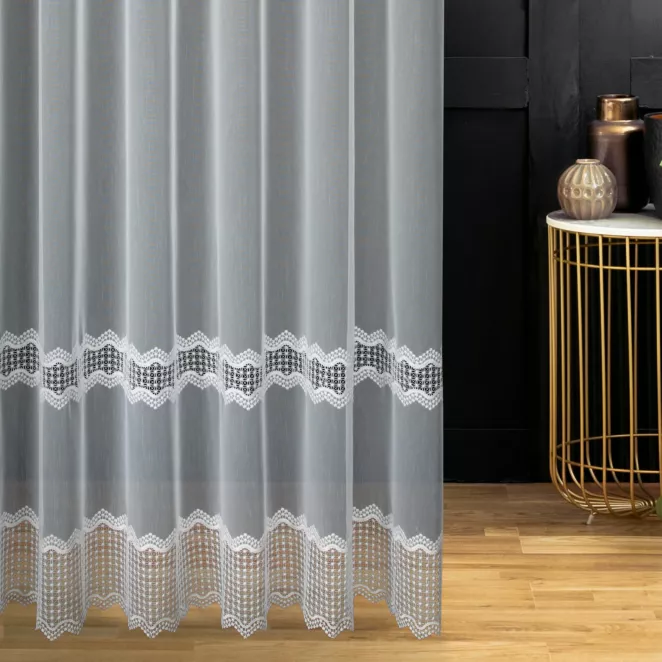 Firana szyta na flexach biała z matowej tkaniny ozdobionej geometryczną aplikacją