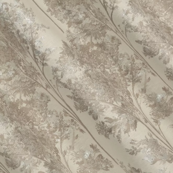 E108/4 Zasłona szyta na taśmie 5 cm naturalno beżowa z żakardowej tkaniny z dodatkiem bawełny zdobiona botanicznym wzorem ze srebrną nicią