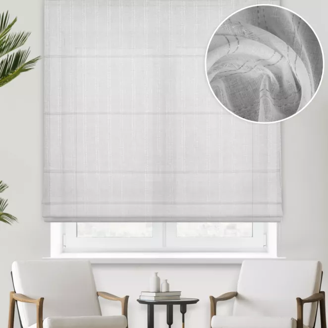 Roleta rzymska naturalno popielata z matowej tkaniny, przetykana delikatną połyskującą nicią, wykończona obciążnikiem