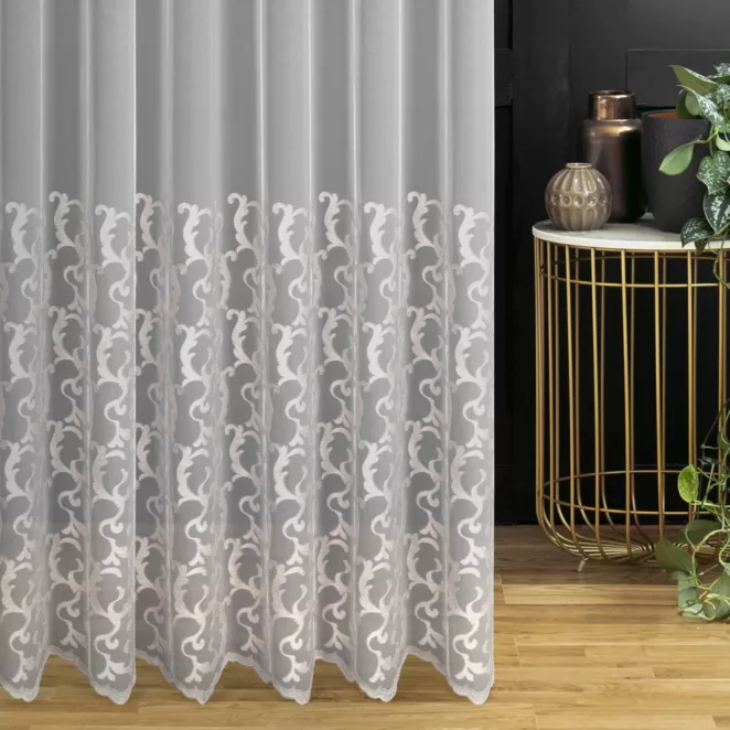 Firana szyta na taśmie 5 cm biało złota z delikatnej, matowej tkaniny typu PERU, zdobionej fantazyjnym haftem Italissima Eva Minge