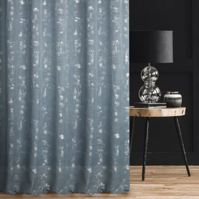 Zasłona szyta na taśmie 5 cm niebiesko srebrzysta z tkaniny w stylu eko z błyszczącym nadrukiem