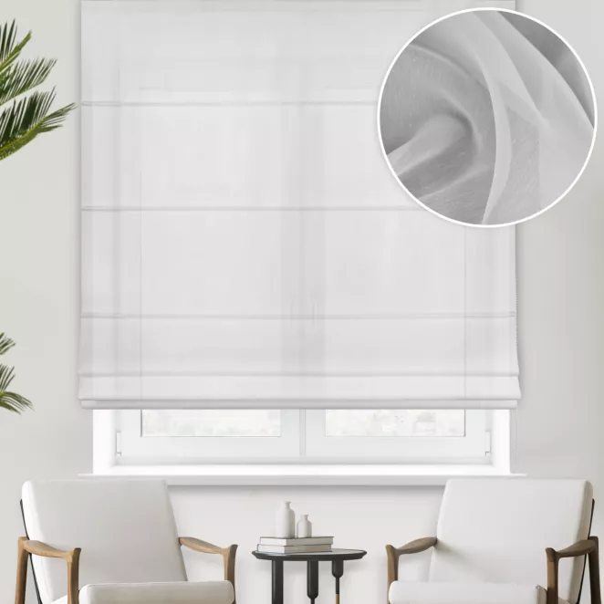 Roleta rzymska biała z miękkiej, delikatnie połyskujacej tkaniny, wykończonej obciążnikiem