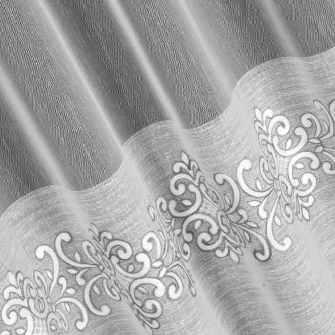 R135/4 Firana szyta na taśmie 5 cm kremowo popielata z matowej tkaniny z ozdobnym dołem