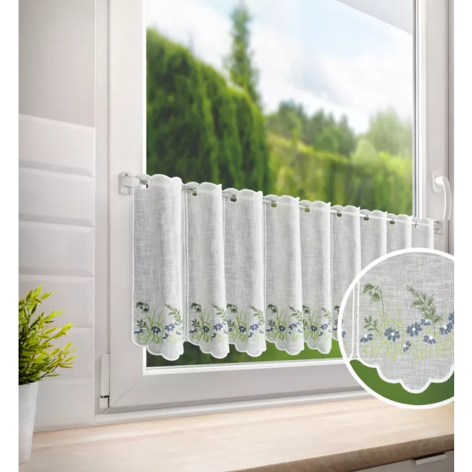 Tkanina firanowa zazdrostka z etaminy zdobiona haftem drobnych kwiatuszków