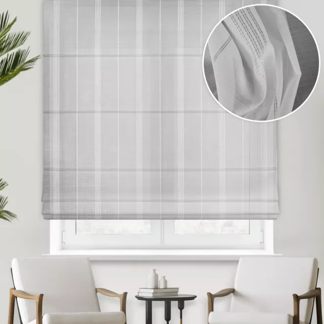 Roleta rzymska kremowo srebrna z matowej etaminy w pionowe, błyszczące pasy, wykończona obciążnikiem