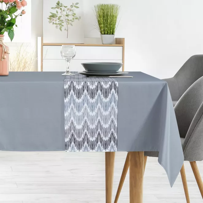Komplet obrus z bieżnikiem popielato, biały 140x300 cm ANITA 2 zdobiony subtelnym wzorem geometrycznym